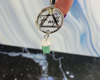 Collar con el símbolo de la Trinidad de la Recuperación: Colgante de resina de cristal de cuarzo y aventurina verde
