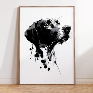 Op de afbeelding: Zwart-wit inktillustratie van een hondenkop, ingelijst in een houten lijst. Het kunstwerk toont een gestileerde, expressieve weergave van een hond, met inktspatten die textuur en beweging toevoegen.