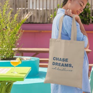 Sac fourre-tout Chase Dreams, Not Deadlines - Sac citation motivante - Cabas réutilisable en coton bio - Cadeau pour les rêveurs et les arnaqueurs