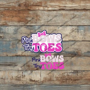 Puede incluir: Un diseño gráfico con el texto "Pink Bows Tiny Toes" en rosa y blanco, con un lazo y huellas. El diseño está sobre un fondo de madera.