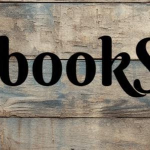 Pu&ograve; includere: L'immagine mostra il testo "Scrapbooks SVGs" in grassetto, nero e corsivo. Il testo &egrave; posto su uno sfondo di assi di legno orizzontali, usurate, nei toni del marrone, blu e grigio.