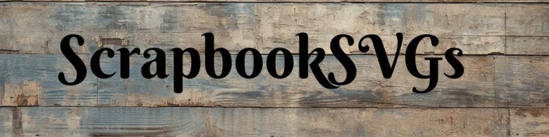 Pu&ograve; includere: L'immagine mostra il testo "Scrapbooks SVGs" in grassetto, nero e corsivo. Il testo &egrave; posto su uno sfondo di assi di legno orizzontali, usurate, nei toni del marrone, blu e grigio.