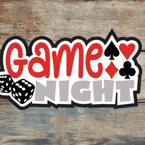 Pu&ograve; includere: Un cartello decorativo con la scritta "Game Night" in rosso e grigio, con dadi e simboli di carte da gioco. Il design &egrave; ambientato su uno sfondo di legno rustico, ideale per la decorazione di una sala giochi.