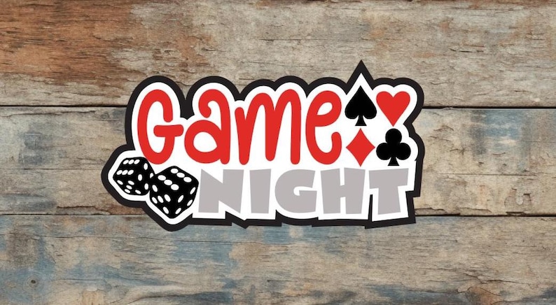 Pu&ograve; includere: Un cartello decorativo con la scritta "Game Night" in rosso e grigio, con dadi e simboli di carte da gioco. Il design &egrave; ambientato su uno sfondo di legno rustico, ideale per la decorazione di una sala giochi.