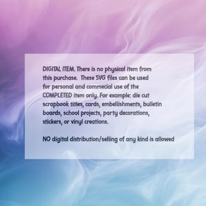 Pu&ograve; includere: Avviso di articolo digitale su un rettangolo bianco su uno sfondo sfocato viola e blu. Il testo indica che non c'&egrave; alcun articolo fisico e che i file SVG sono destinati all'uso personale e commerciale dell'articolo COMPLETATO. Elenca esempi come titoli di scrapbook e adesivi.