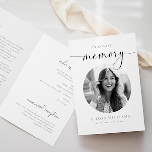 Op de afbeelding: Een witte herdenkingskaart met de woorden "In Loving Memory" in elegant schrift. De kaart bevat een zwart-wit foto van een vrouw, met haar naam en data eronder. De kaart is open en onthult extra tekst.