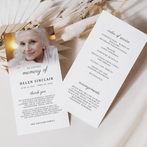 Può includere: Un programma funebre con una foto di una donna e il testo "In memoria di Helen Sinclair 12 giugno 1947 30 aprile 20XX" e "Grazie". Il programma include anche l'ordine del servizio e gli arrangiamenti per il funerale.