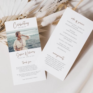 Könnte beinhalten: Ein Trauergottesdienst-Ordnungsprogramm und eine Dankeskarte für Sophia Williams. Das Ordnungsprogramm beinhaltet die Einleitung, Begrüßung, Gebete, Schriftlesungen, Reflexionen von Familie und Freunden, Trauerrede, Lebensgeschichte, Danksagungen und Auszug. Die Dankeskarte drückt Dankbarkeit an Familie und Freunde für ihre Unterstützung in dieser schweren Zeit aus.