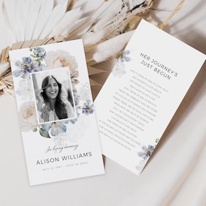Plantilla de tarjetas de oración para funerales en azul polvoriento, celebración floral de la vida en Canva, tarjetas de oración conmemorativas para funerales, descarga instantánea
