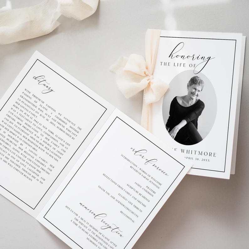 Puede incluir: Un programa de servicio conmemorativo con una foto en blanco y negro de una mujer, atado con una cinta crema. El programa incluye texto como "honrando la vida de" y "obituario". El programa est&aacute; impreso en papel blanco con texto negro.