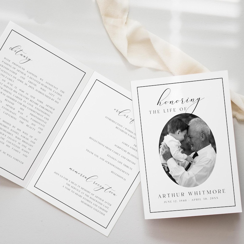 Puede incluir: Un programa de servicio conmemorativo con una foto en blanco y negro de un hombre y un ni&ntilde;o. El programa incluye el texto "Honrando la vida de Arthur Whitmore" y detalles de su vida. El programa es blanco con texto negro.