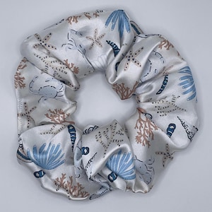 Puede incluir: Un letrero de madera rústica con el texto "Welcome to our home" en letras blancas. El letrero presenta un acabado envejecido y un diseño simple y acogedor, perfecto para la decoración de la entrada.