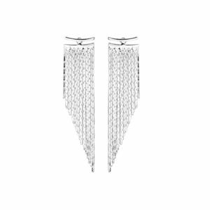 Peut inclure: Une paire de boucles d'oreilles argentées avec un design de chaîne en cascade. Chaque boucle d'oreille présente une barre en haut avec plusieurs brins de chaînes délicates qui se terminent en pointe. Fond blanc.