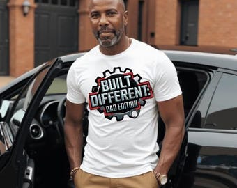 Built Different Dad PNG : Design de chemise avec logo Gear (téléchargement numérique)