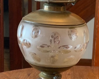 Lámpara de aceite antigua de cristal y figura femenina griega