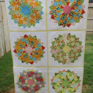Scrappy Checkered 22&quot; Dresden Plate Quilt - Heavily Quilted 45 x 66