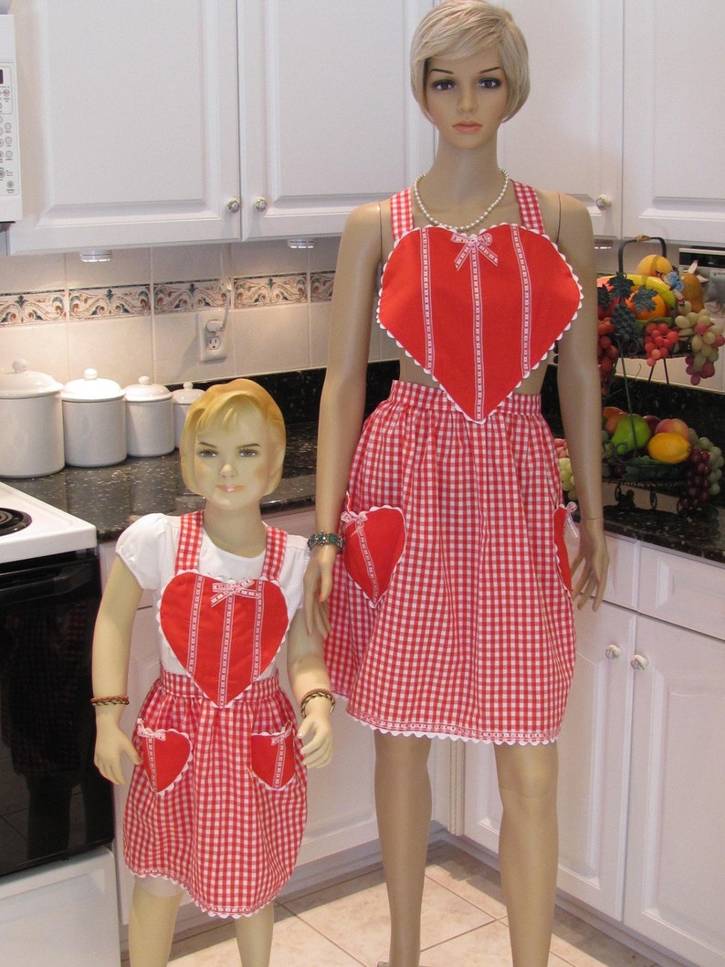 MOTHER DAUGHTER Apron Set Red Heart Bib Apron with matching childs apron size 5 to 8