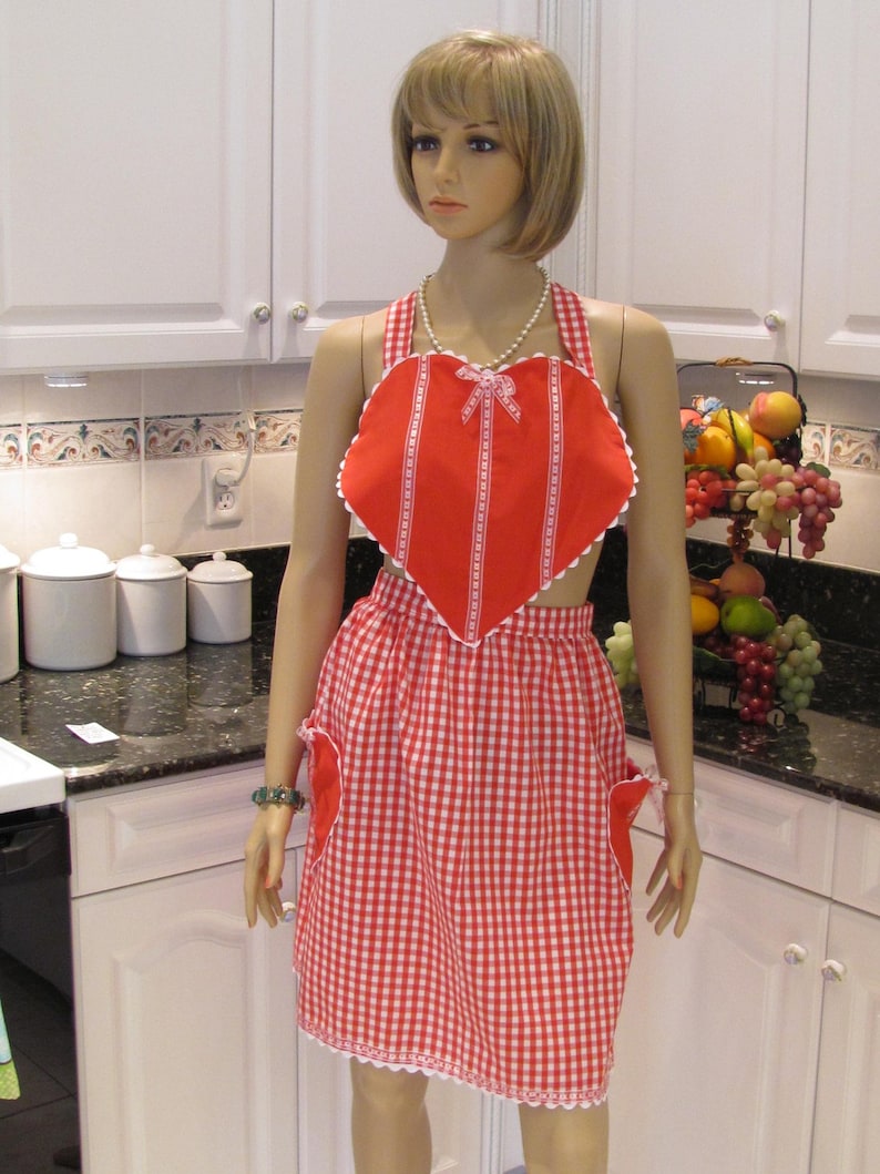 MOTHER DAUGHTER Apron Set Red Heart Bib Apron with matching childs apron size 5 to 8