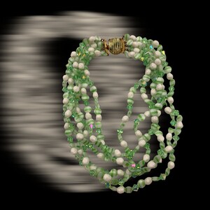 Mooiste vintage zesstrengige groen/witte Givre-glasketting met mooie porseleinen sluiting en levendig licht - Art.291/6