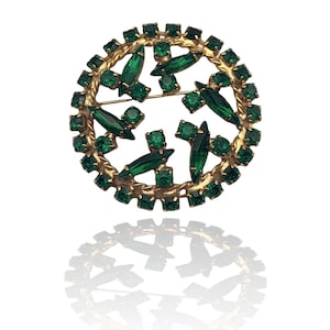 1960s green emerald rhinestones round brooch lovely open design with a lot of sparks placed in gold tone setting  - Art.298/5
