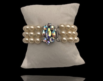 50s Stylish 3strands pearls bracelet - dazzling AB pastel rhinestones clasp -  high-end quality of the simulated pearls and stones-Art.249/5