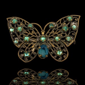 Old 1930 Czech Butterfly Brooch-nuances of emerald and peridot green  shiny rhinestones -old gold tone Victorian  filigree brooch-Art.597/4