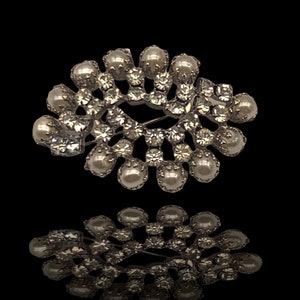 Beautiful simulated pearls and sparkling rhinestones Bride Brooch - early 1950s high end unsigned jewelry. - Old wedding jewelry - Art.439/4