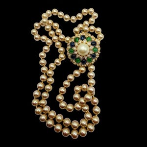 Collar de dos hilos estilo mogol de alta costura firmado por VOGUE BIJOUX con perlas de cristal y detalles de diseño sutiles en su caja original (art. 681/7).