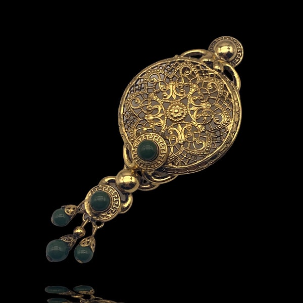 Broche signée du créateur italien en filigrane estampé en or avec accent de perles de verre vertes - longue broche originale des années 1970 - art.938/4