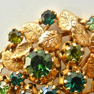 Grandiose 1950s ancient brooch, large leaf illuminated by bright emerald crystalsart.475/2 imagem 10