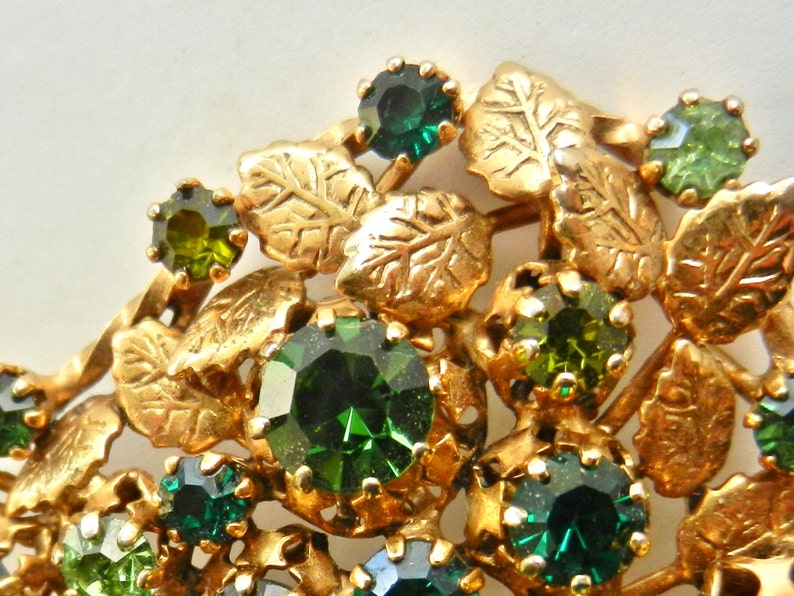 Grandiose 1950s ancient brooch, large leaf illuminated by bright emerald crystalsart.475/2 image 10