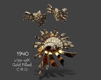 CRO 12k Gold Filled Vintage 40's helder & rokerig grijs Strass Set- Charles Reis 12K goud gevulde jaren 1940 broche oorbellen set - art.113/7