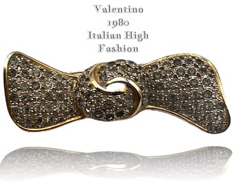 レア★VALENTINOヴァレンティノ★パール付きブローチ金ゴールドアクセサリー VALENTINO（ヴァレンティノ） ブローチ アクセサリー Vロゴ
