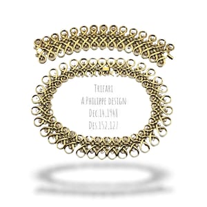 Puede incluir: Un conjunto de collar y pulsera Trifari en tono dorado con un diseño de círculos entrelazados y pedrería transparente. El collar tiene una etiqueta con el texto "Trifari, A. Philippe Design, Dec. 14, 1948, Des. 152,127".