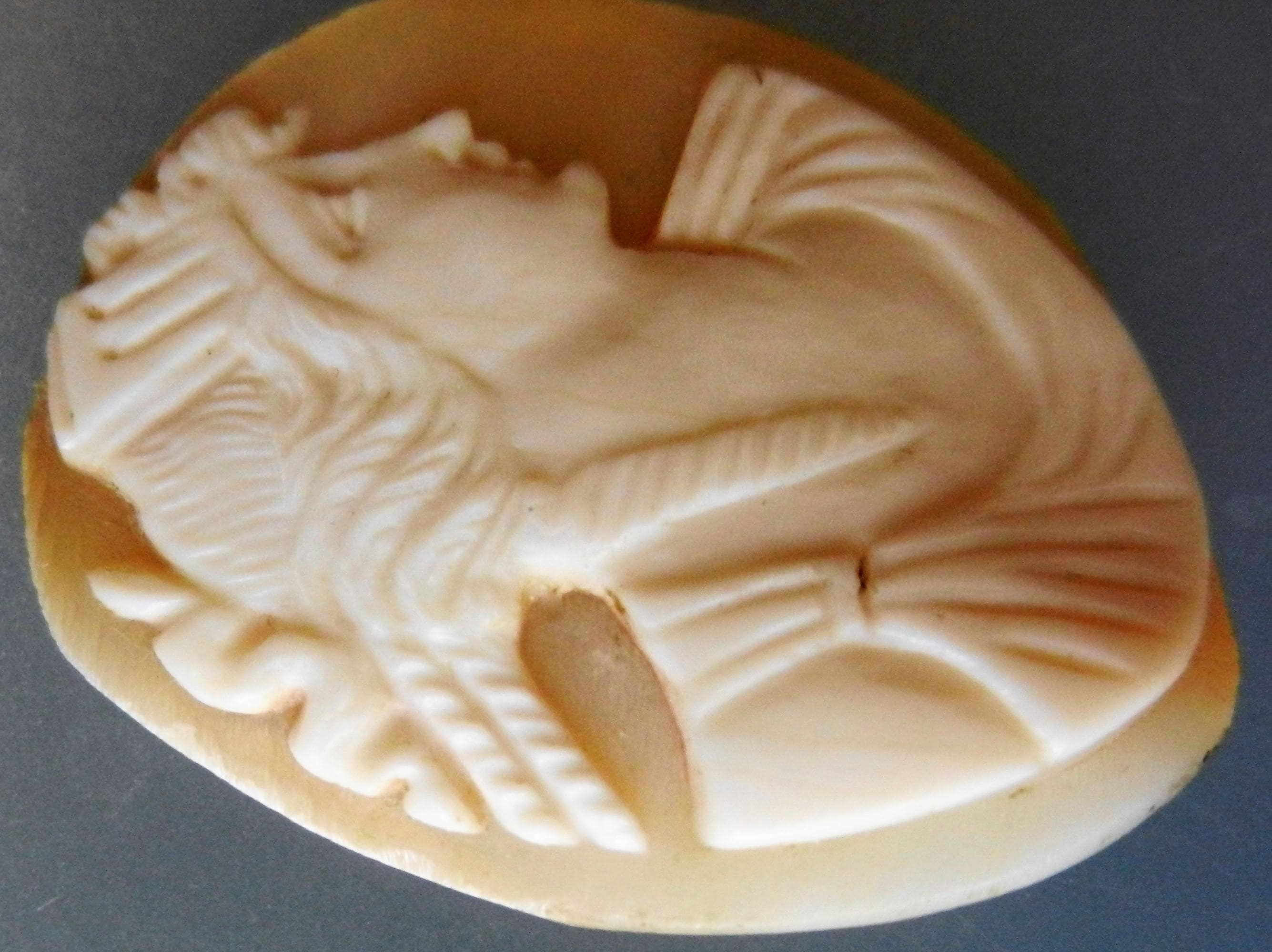 ギリシャの女神プシュケの横顔を描いた、美しく彫刻されたビクトリア朝