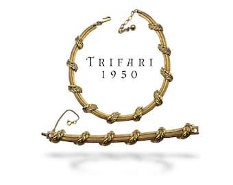 Superb Crown Trifari necklace and bracelet set - Vintage Chic Signed Trifari Leaf Design in brushed and glossy  gold  Trifanium- art.915/6