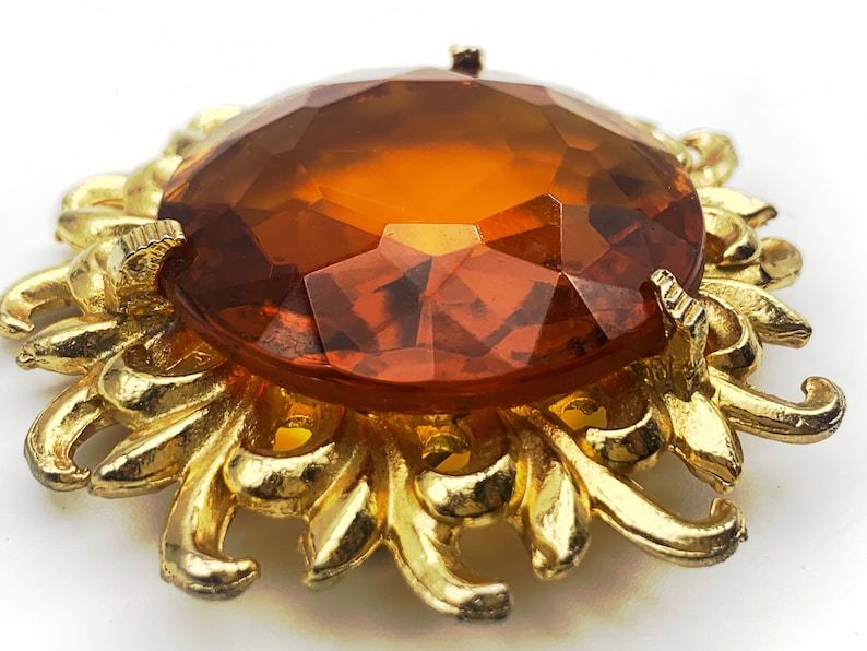 1950 flower/sun figural Brooch large faceted crystal amber in a gold open petals frame unsigned Sphinx vintage quality Art.679/4 image 3