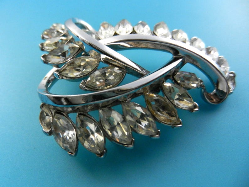 Art Deco Trifari stylized heart rhinestone Brooch early 1950/'s-gorgeous dazzling clear nevette stones on glossy silver plating--Art.1574-