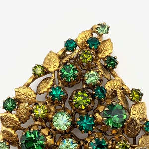 Grandiose 1950s ancient brooch, large leaf illuminated by bright emerald crystalsart.475/2 imagem 3