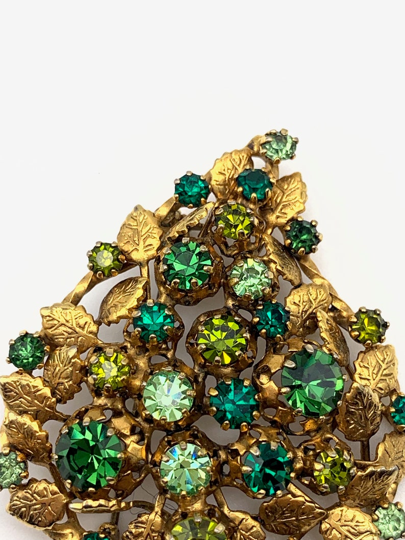 Grandiose 1950s ancient brooch, large leaf illuminated by bright emerald crystalsart.475/2 image 3