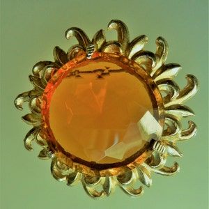 1950 flower/sun figural Brooch large faceted crystal amber in a gold open petals frame unsigned Sphinx vintage quality Art.679/4 image 9