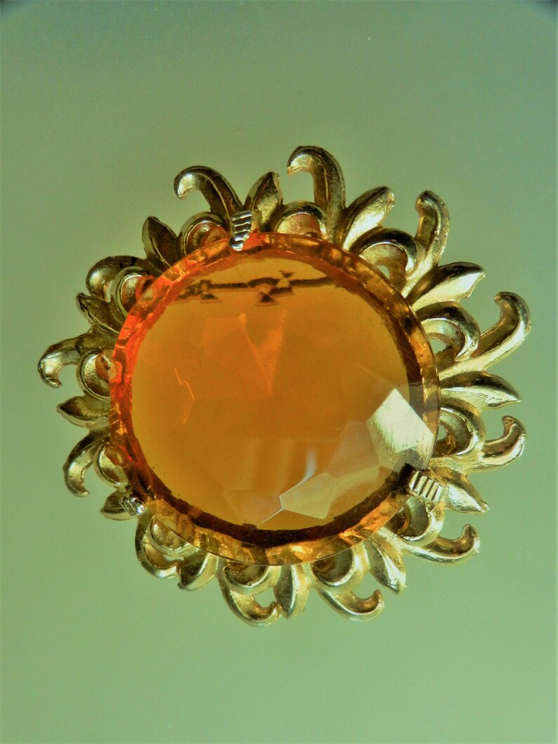 1950 flower/sun figural Brooch large faceted crystal amber in a gold open petals frame unsigned Sphinx vintage quality Art.679/4 image 9