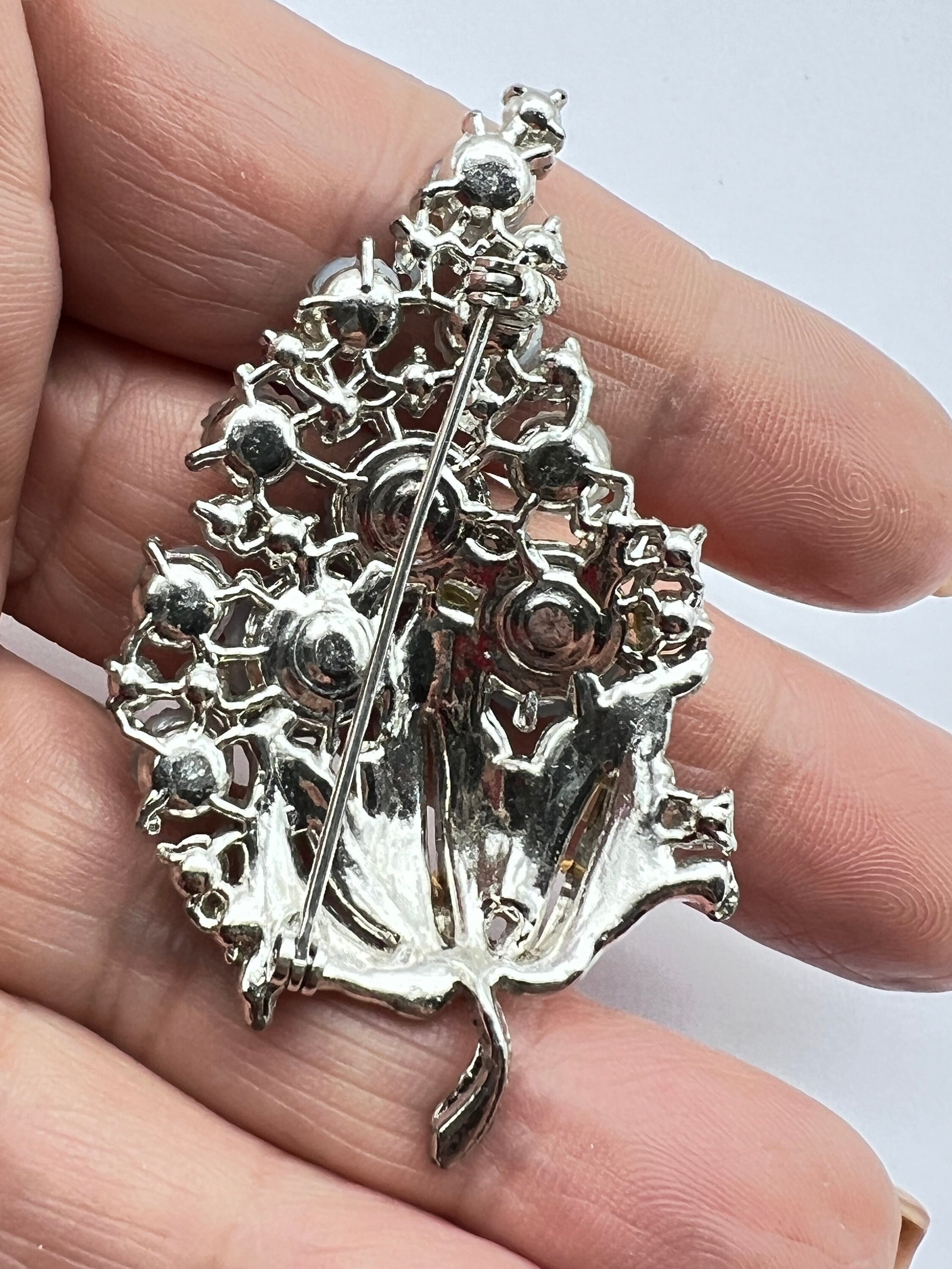 Lovable Flowery Brooch With Molded Glass Flowers and Clear