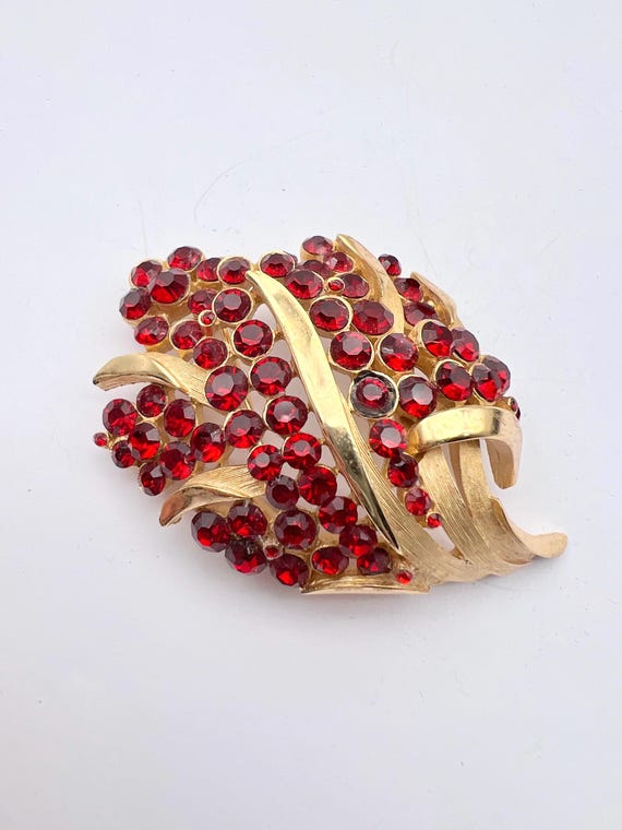 Rare VINTAGE Crown TRIFARI lively Red Ruby Rhinestone… - Gem