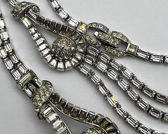 Broche Vintage Jomaz à Volants - Rhodium, Cristal Émeraude Et Perles - Défectueuse - États-Unis Années 40