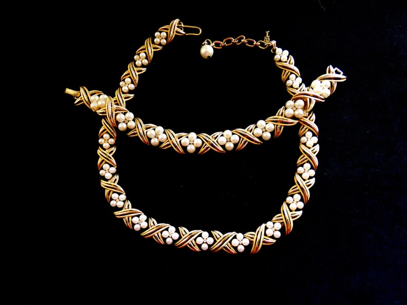 1960 Vtg Crown TRIFARI pearls and rhinestones Necklace /& Bracelet set-golden ribbon with flower Pearls and Clear Rhinestones-art.5103-