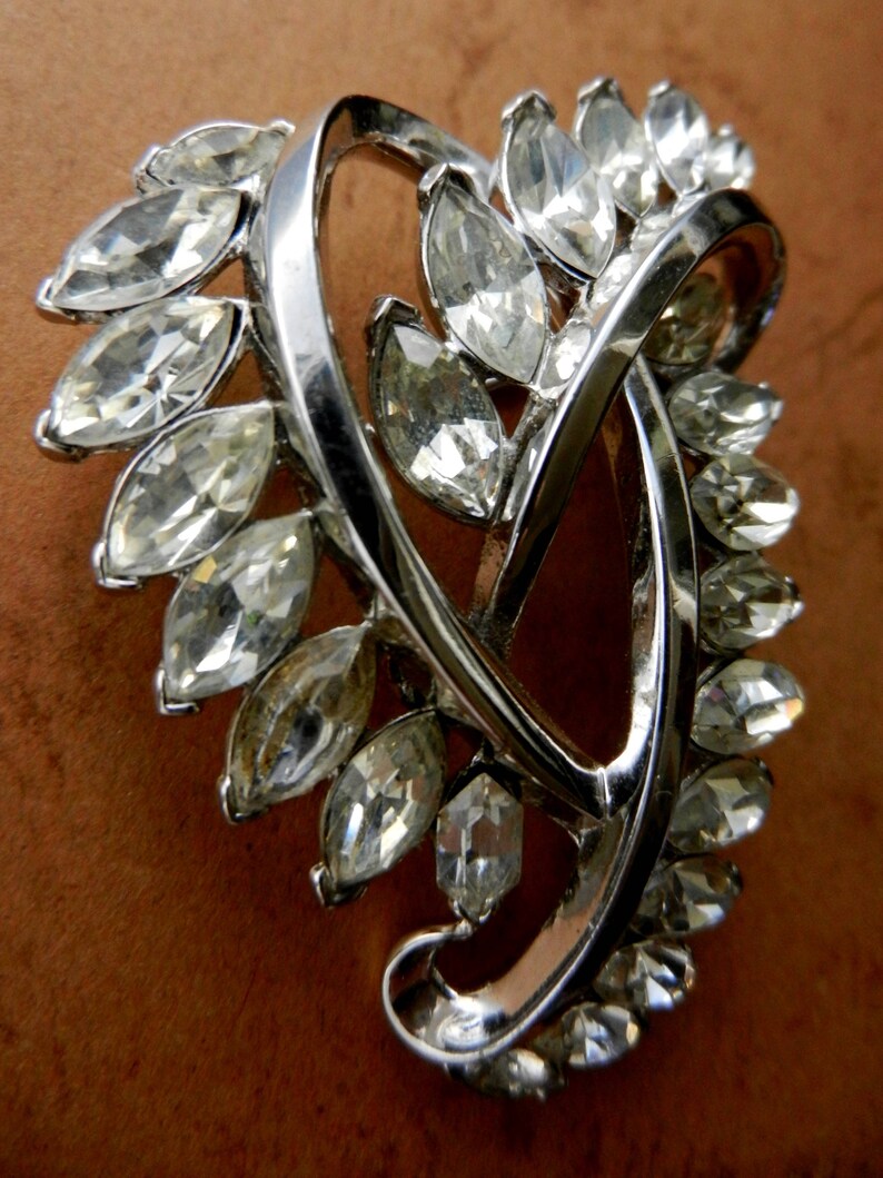 Art Deco Trifari stylized heart rhinestone Brooch early 1950/'s-gorgeous dazzling clear nevette stones on glossy silver plating--Art.1574-
