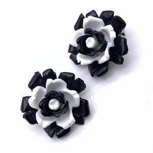 Fantastic Earrings 1960s original 3D flowers in black and white clips Earrings very glam Art.321/3 image 4
