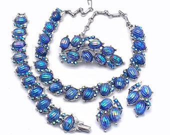 PAGEANT Full Parure 1950 CORO peacock Blue  iridescent MELON Ribbed Art Glass Necklace, Bracelet, Earrings and Brooch set - Art.645/4 -