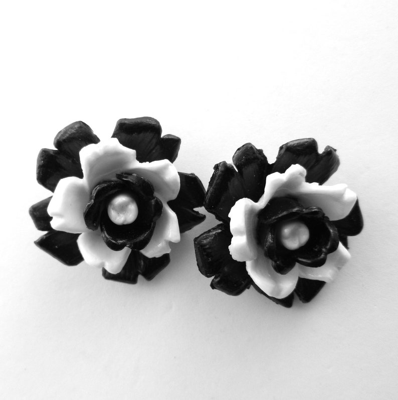 Fantastic Earrings 1960s original 3D flowers in black and white clips Earrings very glam Art.321/3 image 10